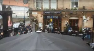 Екшън със столове и бутилки преди дербито Манчестър Сити - Севиля (ВИДЕО) 