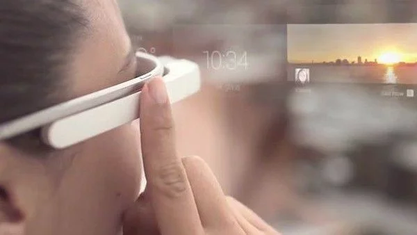 Google с патент за прилагане на холограмна технология в Google Glass   