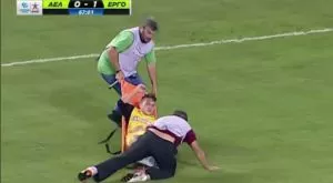 ВИДЕО: Пълен абсурд! Клубни лекари потрошиха играч на собствения си тим