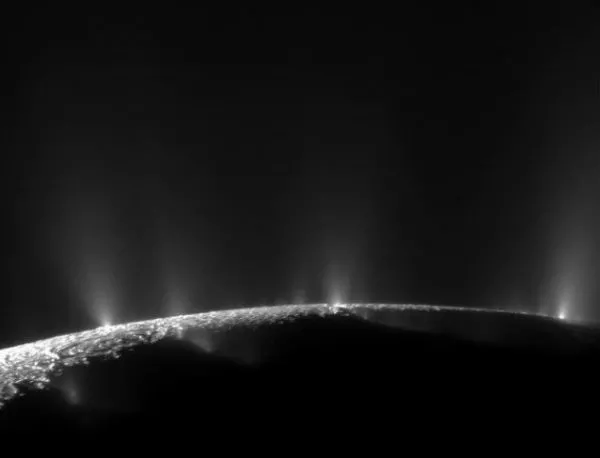 "Касини" ще премине през фонтаните на Енцелад