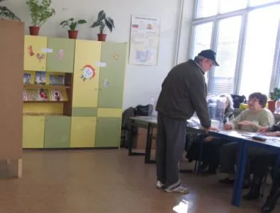 Мазилка от тавана падна в изборна секция в Свиленград