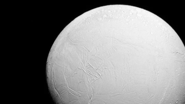 Касини прави историческа среща с Енцелад