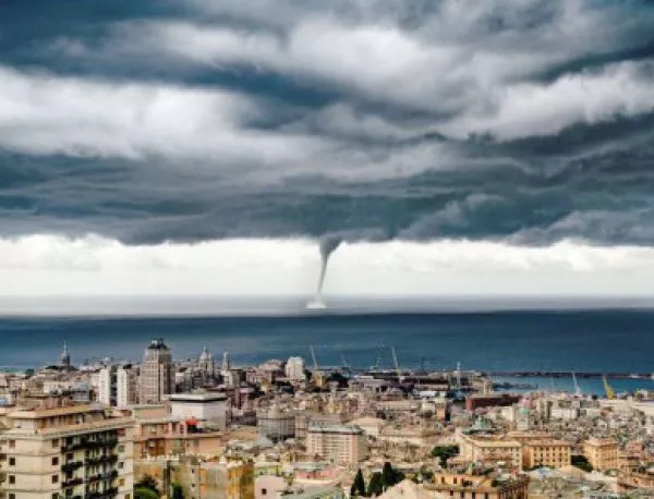 Руски турист снима страховито торнадо в Генуа (СНИМКИ)