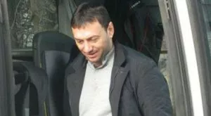 Треньорът на "канарчетата" пак отърва кожата