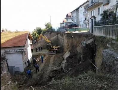 Евакуират семейства в Асеновград заради свлачище