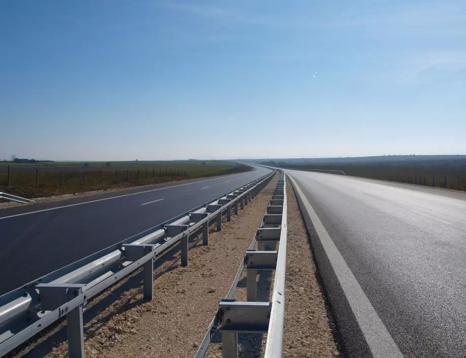 Обърнал се ТИР затвори магистрала "Марица"