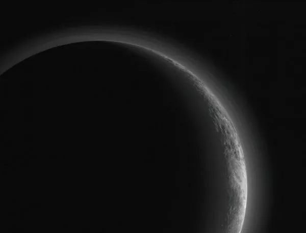 Завладяващият "полумесец" на Плутон