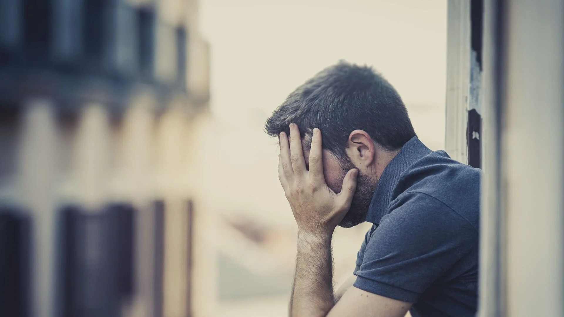 Депресия: Защо мъжете я преживяват с гняв и агресия вместо сълзи?