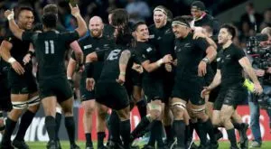 Звезда на "Ол блекс" подари медала си на малолетен фен (ВИДЕО)