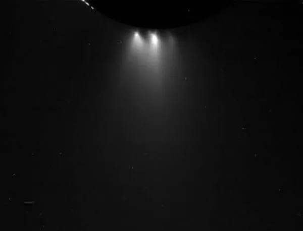 "Касини" изпрати детайлни снимки от гейзерите на Енцелад