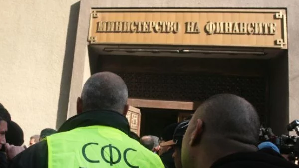 Полицаи блокираха центъра на София