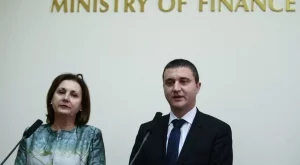 Намаляването на заплати в МВР е необходимо, заявиха Бъчварова и Горанов