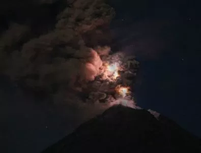Мексиканският вулкан Колима бълва мощни мълнии