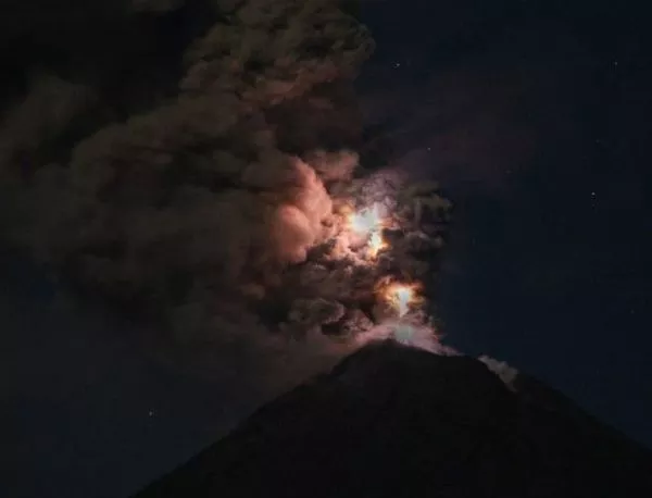 Мексиканският вулкан Колима бълва мощни мълнии