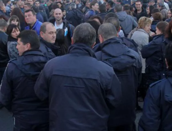 Около 60 служители на МВР във Варна са се събрали на мълчалив протест