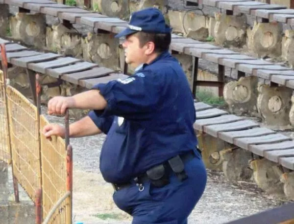 Снимка на "пълничък" полицай подлуди Facebook