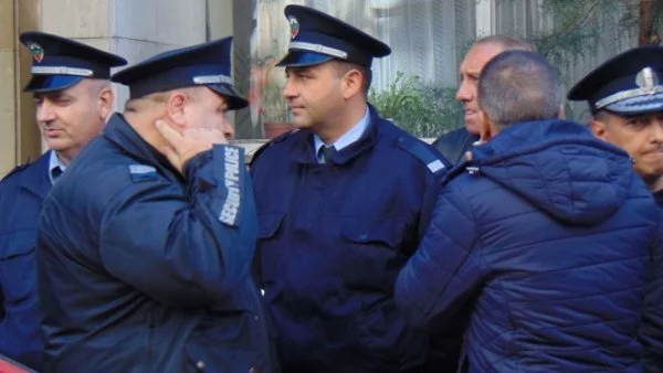 Пенсионирани полицаи може да бъдат ангажирани в защитата на обществения ред