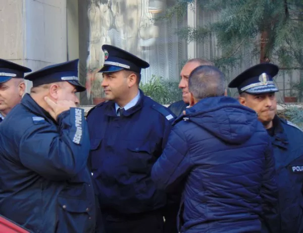 Полицаите ще посрещнат еврочиновниците с протестен билборд