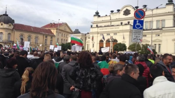 Полицаи се събраха на протест пред парламента