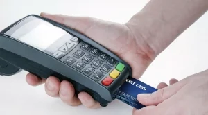 Агенцията по приходите обмисля стимули за търговци, залагащи повече на електронни плащания