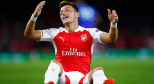 Йозил отрече, че ще бяга от Арсенал заради Венгер