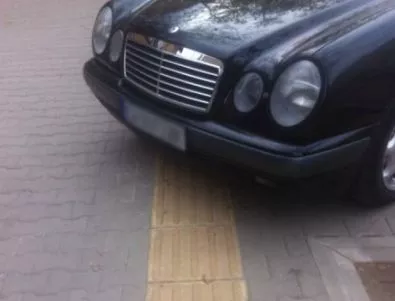 Наглец паркира върху новите тротоари за незрящи в София