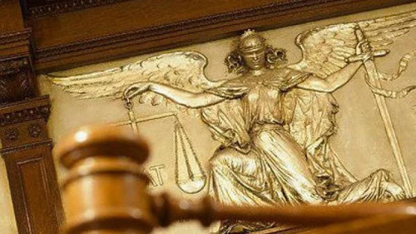 Обвиниха студентка, изтеглила кредити за близо 14 500 лв. с чужди лични карти