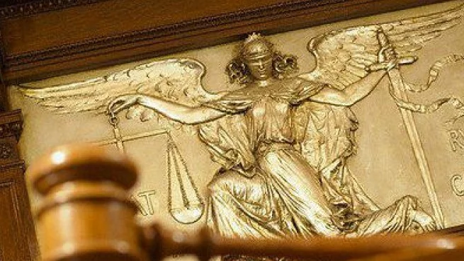 Оставят в ареста младежа, ударил лекарка