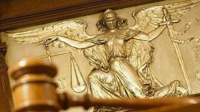 Във Варна съдят бивш полицай за измами с мобилни телефони