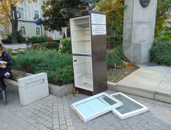 Хладилникът за бедни в центъра на Пловдив - разбит