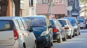 Спрени от движение коли задръстват улици и паркинги 