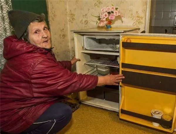 Бабата, която просеше за милостиня, отново пилее пари в казино (СНИМКИ)