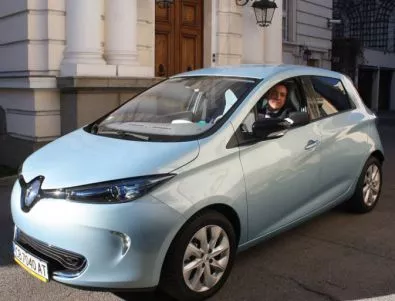 Френският посланик седна зад волана на електрическото Renault Zoe