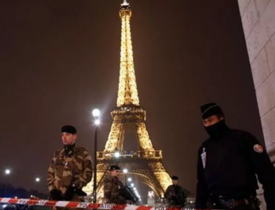 Въоръжен крадец е взел седем души за заложници в Париж