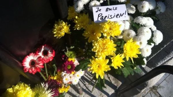Стотици граждани изразиха съпричастност пред френското посолство в София