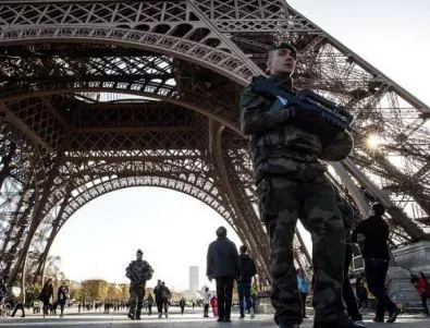 Париж е спокоен във втория ден на траур след атентатите (СНИМКИ)