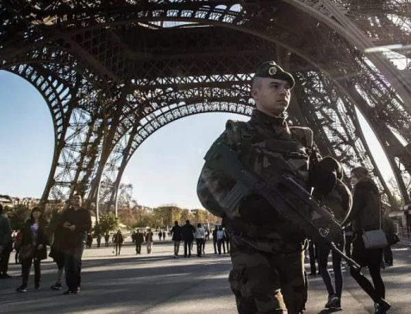 Осми участник в атентатите в Париж се издирва