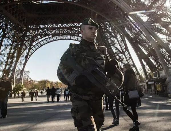 Още една атака в Париж, мъж стреля по полицаи 