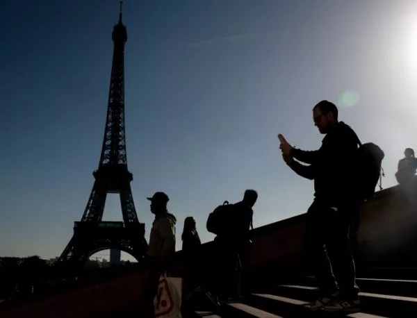 Туристите в Париж са намалели заради атентатите, стачките и протестите
