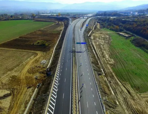 Правят 6 пътни връзки около "Струма", АПИ ремонтира всички пътища в района