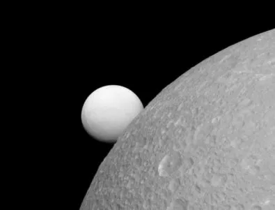Съвместна снимка на Диона и Енцелад пусна НАСА