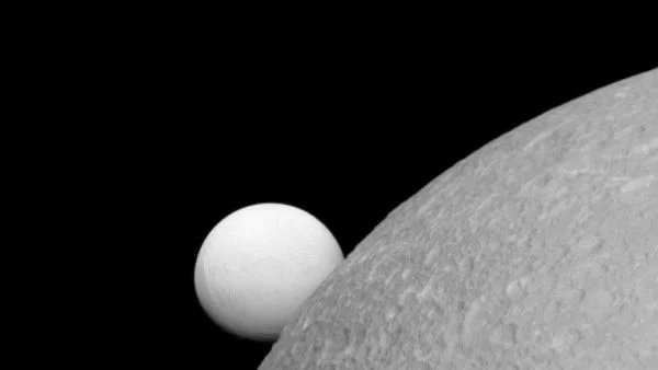 Съвместна снимка на Диона и Енцелад пусна НАСА