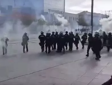 Ранени и арестувани след сблъсъци между полицията и протестиращи в Косово 