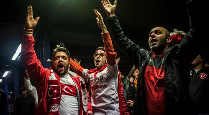 Освирквания и "Аллах Акбар" от турски фенове в минутата за Париж