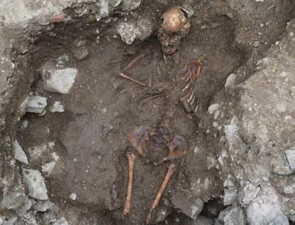 Откриха скелет на "момиче вещица"