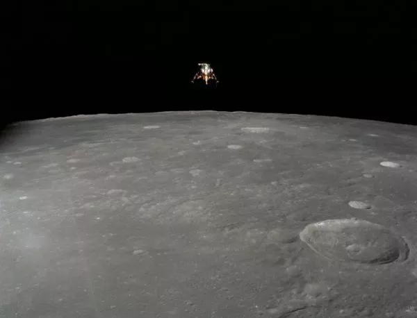 Историческа снимка от прилуняването на "Аполо 12"