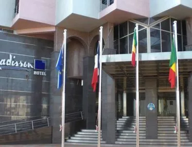 Издирват трима души за нападението в хотела в Мали