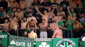 Отмениха дербито на Гърция, след атака със сигнални ракети (ВИДЕО)