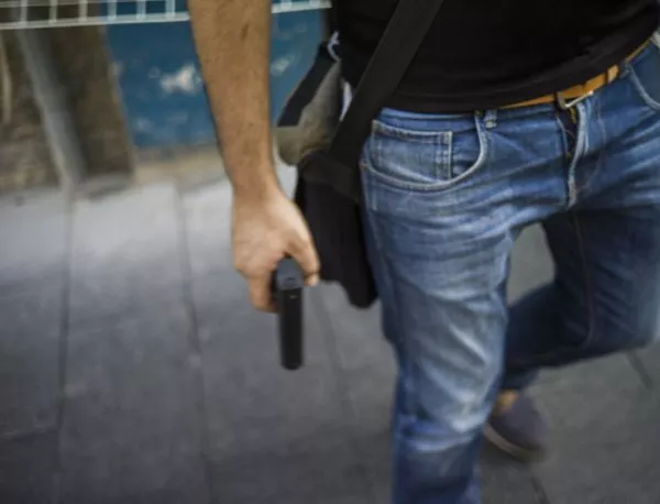 Мъж се барикадира в Благоевград, стреля напосоки