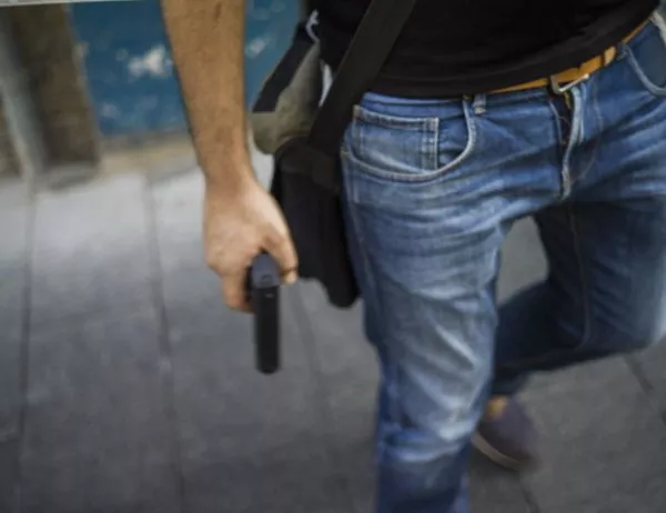 Мъж стреля с газов пистолет в столицата